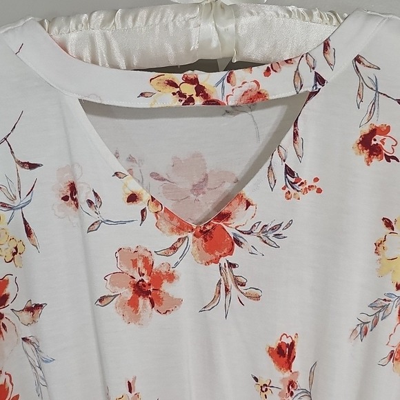 Maurices White Floral‎ Top Twist Bottom V-Neck Blouse Size M EUC - Picture 2 of 7
